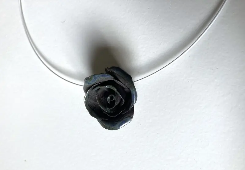 Collana con una rosa nera in gres