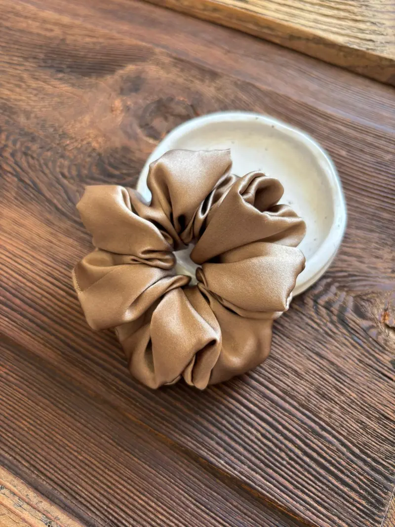 Scrunchie per capelli in seta - caramello